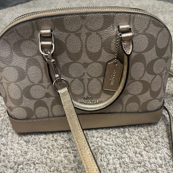 Coach hand bag - Picture 1 of 6